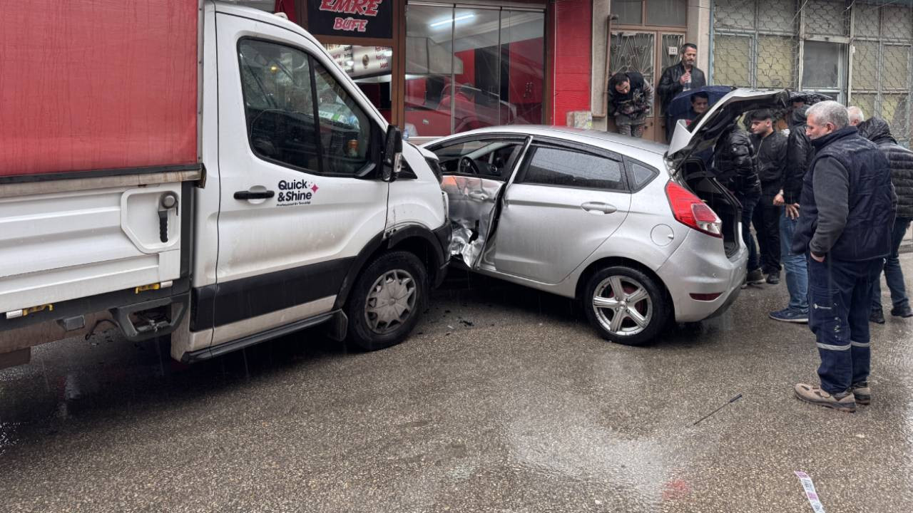 ‘Dur’ ihtarına uymayan ehliyetsiz sürücü trafiği birbirine kattı