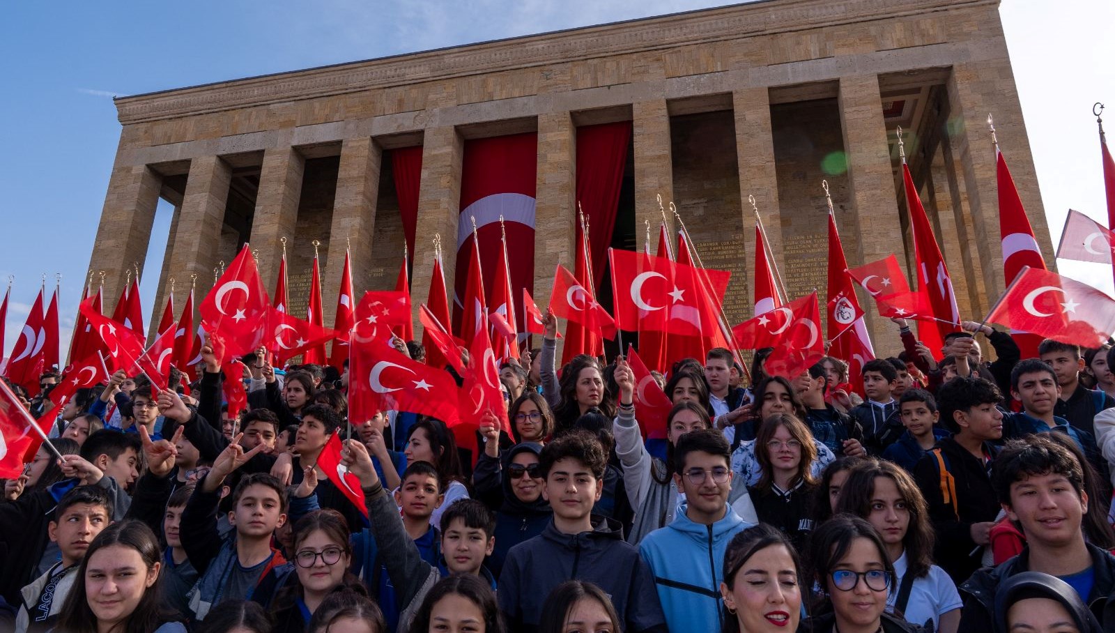 23 Nisan’da 200 bini aşkın kişi Ata’sına koştu