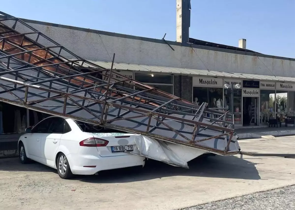 Fırtına Tabelayı Devrildi