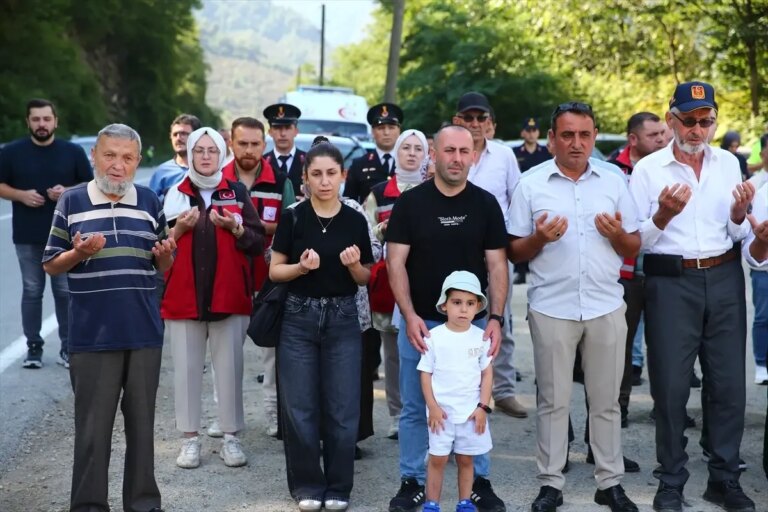 giresunda-sel-afetinin-besinci-yilinda-sehit-askerler-ile-kayip-operator-anildi-ZTrMmbA5.jpg