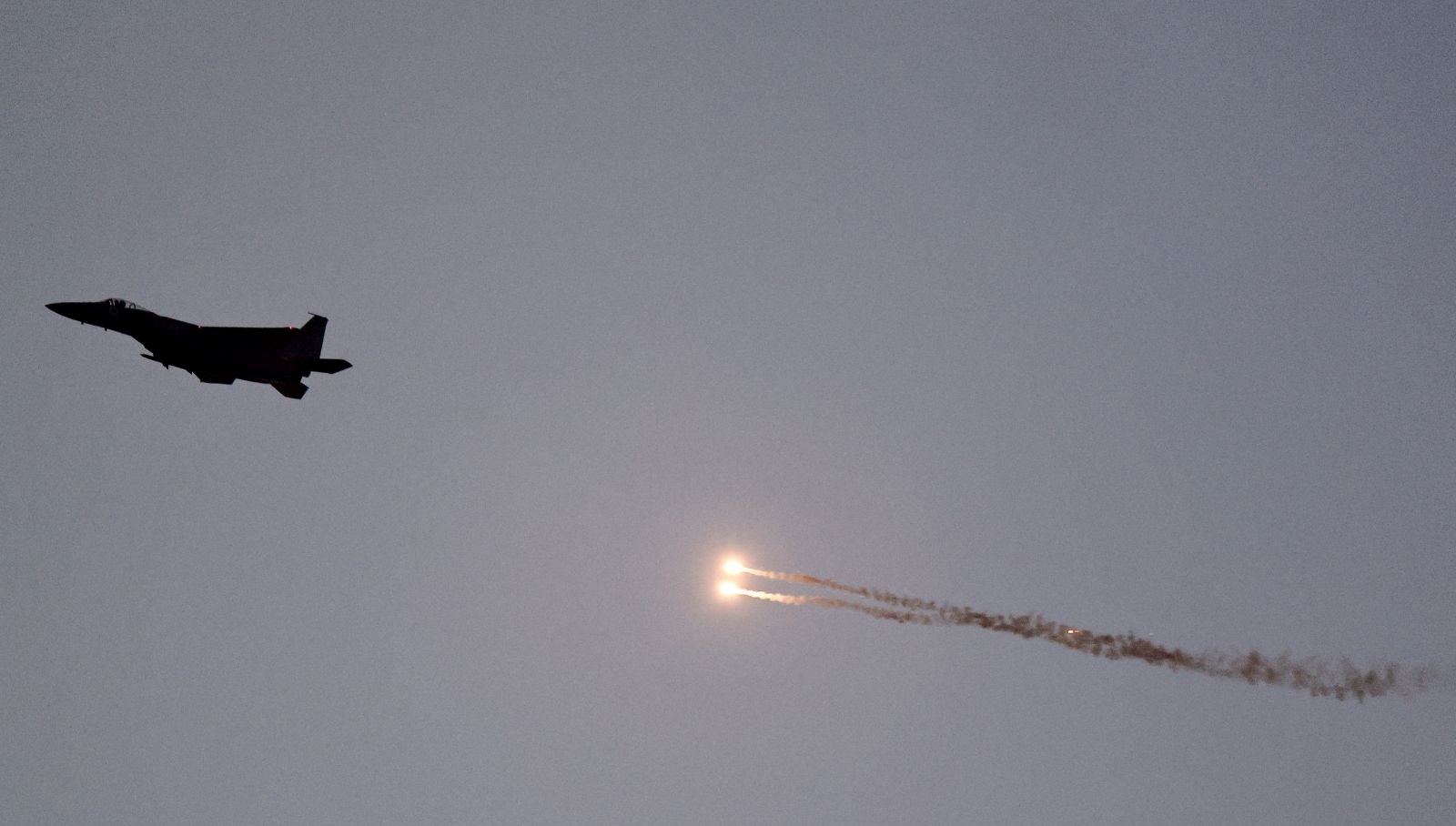 israilden-ses-bombali-saldiri-savas-ucaklari-lubnanda-alcak-uctu-VgEV3jce.jpg