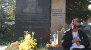 ibrahim tatlises neset ertasin mezarini ziyaret etti feeDiBLO.jpg